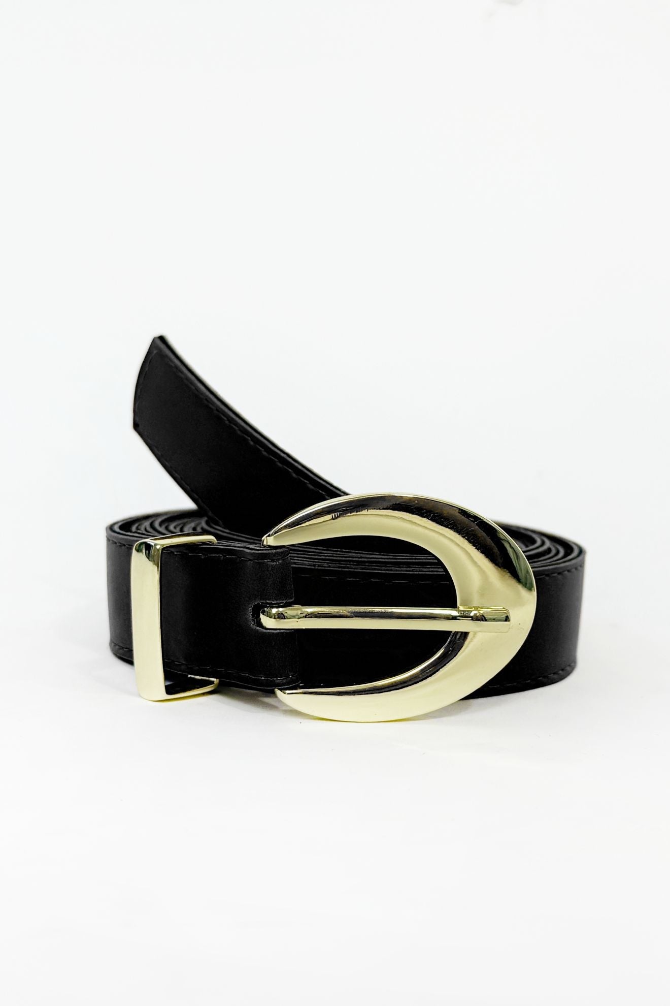 Cinto de Couro Sintético com Fivela Dourada Arredondada