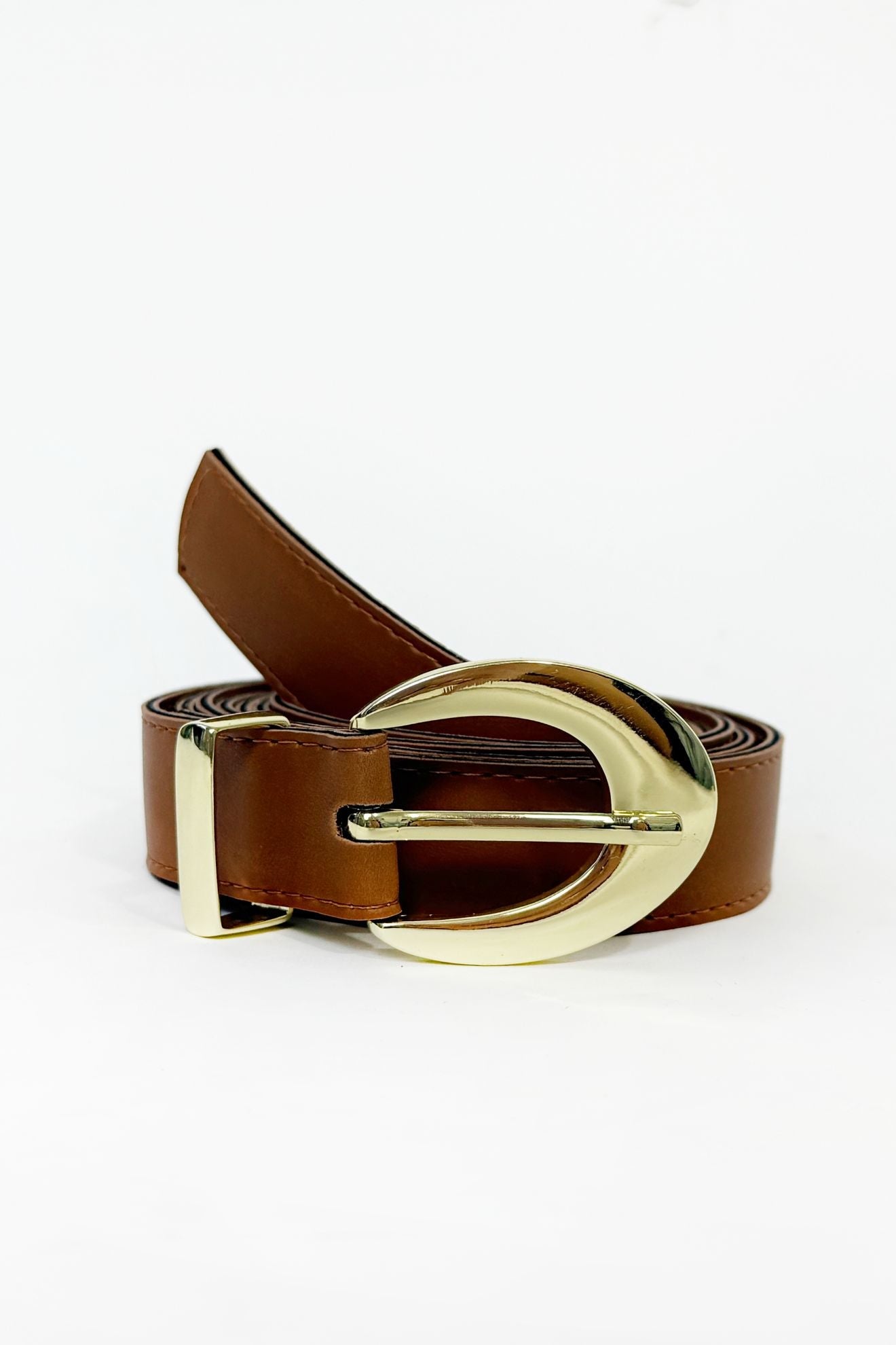 Cinto de Couro Sintético com Fivela Dourada Arredondada