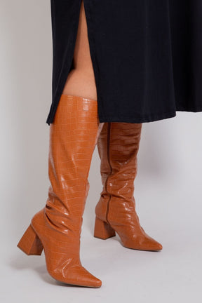 Vestido Midi Amplo Manga Curta com Fenda Lateral