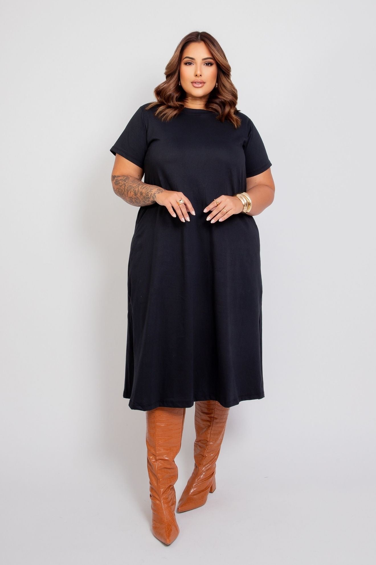 Vestido Midi Amplo Manga Curta com Fenda Lateral